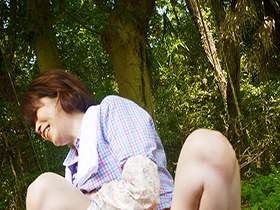 田舎のお母さんが野外でおしっこ　8時間　サンプル画像15